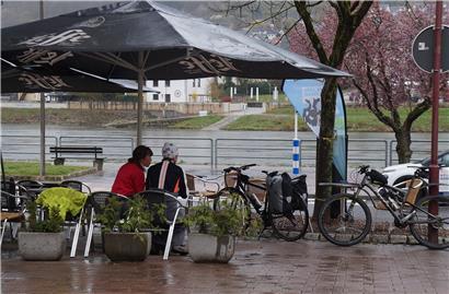 Die Luxemburger könnten auf einer Terrasse vom Regen überrascht werden
