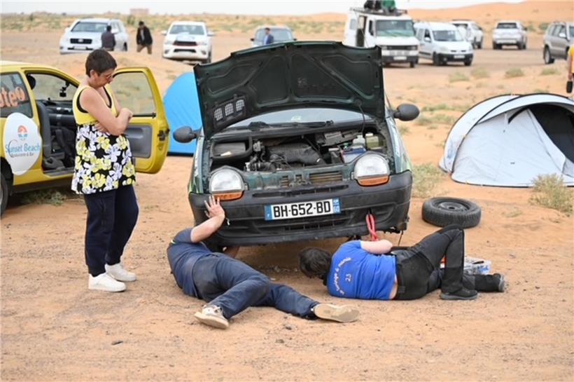 Luxemburger Twingo fährt robust auf Sand- und Buckelpisten, zeigt gute Geländetauglichkeit und Fahrperformance