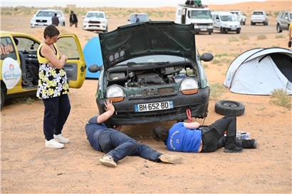 Luxemburger Twingo fährt robust auf Sand- und Buckelpisten, zeigt gute Geländetauglichkeit und Fahrperformance