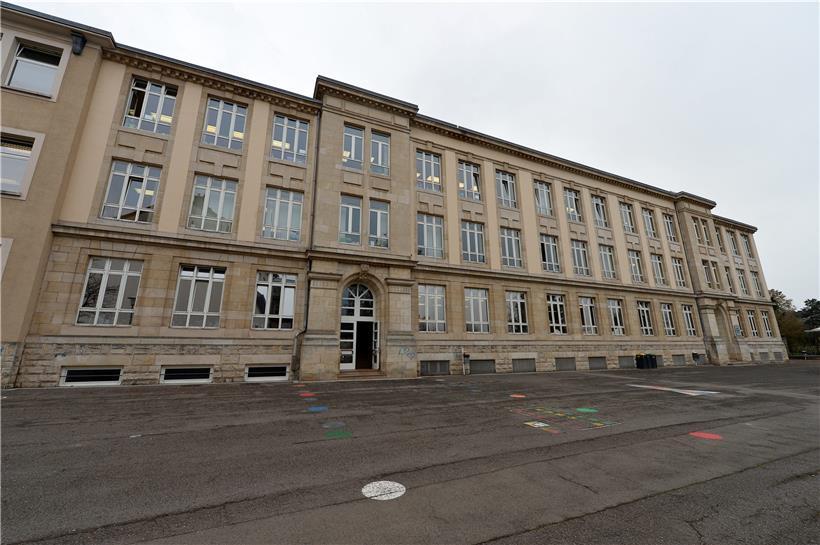 Die Lydie-Schmit-Schule soll unter Denkmalschutz gestellt werden, was die beschlossenen Renovierungs- und Erweiterungsarbeiten gefährdet
