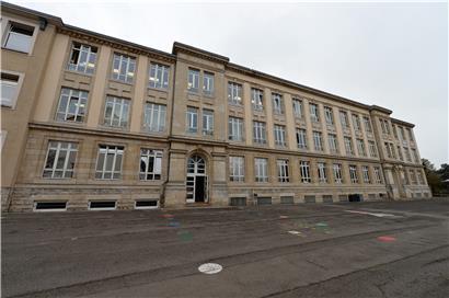 Die Lydie-Schmit-Schule soll unter Denkmalschutz gestellt werden, was die beschlossenen Renovierungs- und Erweiterungsarbeiten gefährdet
