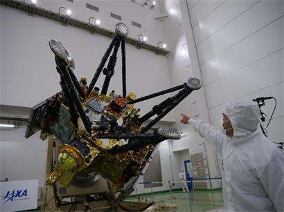 Die MMX-Sonde verfügt über ein Rückkehrmodul inklusive der Landekapsel mit ihren thermischen Schutzschilden. Dieses wird am Ende der MMX-Mission Proben des Marsmonds Phobos zurück zur Erde bringen