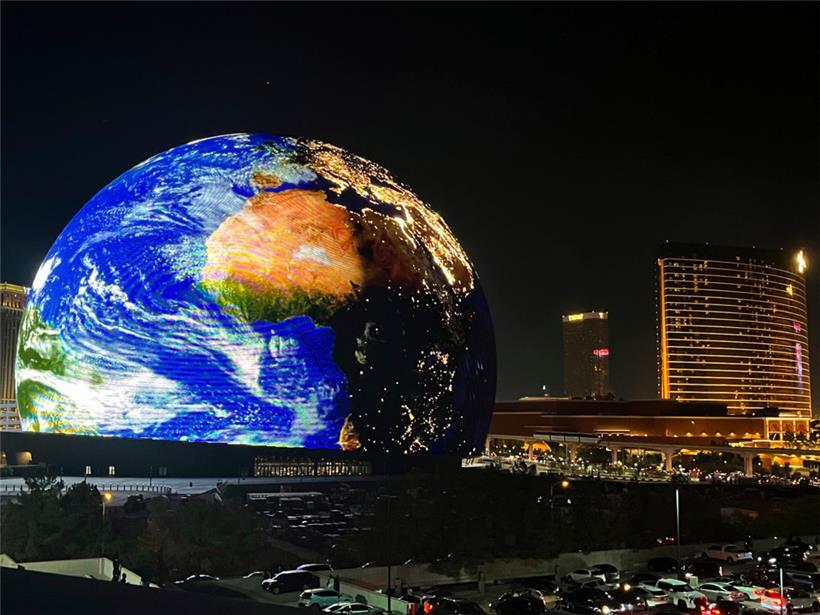 Die MSG-Sphere, ein kugelförmiges LED-Bauwerk, beleuchtet die Skyline von Las Vegas zur Feier des Unabhängigkeitstages der USA

