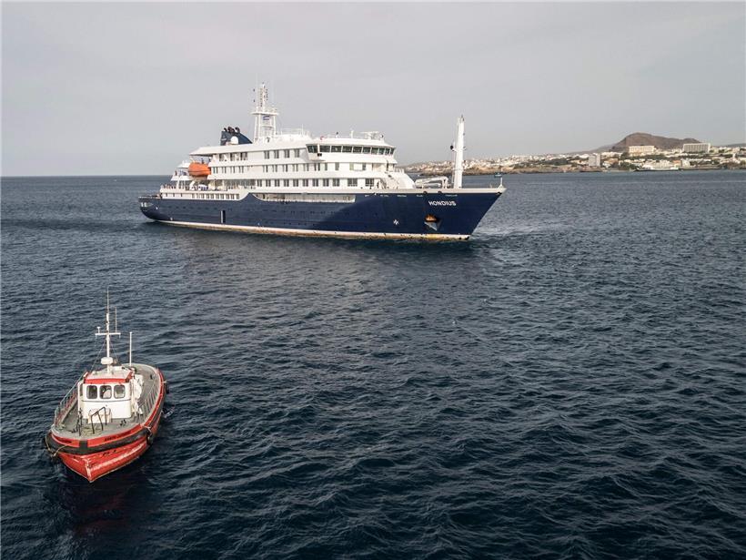 MV Hondius Forschungsschiff im Hafen von Praia Kapverdische Inseln bei klarem Himmel und ruhigem Wasser