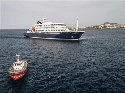 MV Hondius Forschungsschiff im Hafen von Praia Kapverdische Inseln bei klarem Himmel und ruhigem Wasser