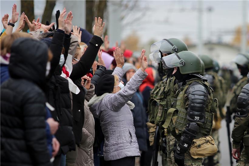 Die Machthaber in Minsk lassen hochgerüstete Sicherheitskräfte gegen Rentnerinnen und einfache Menschen aufmarschieren. Aufnahme von einer Protestkundgebung am 1. November in Minsk.
