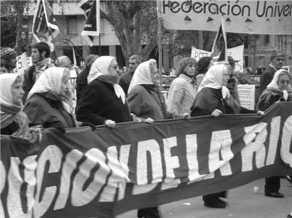 Die Madres de Plaza de Mayo. Dritte von links ist die langjährige Vorsitzende Hebe de Bonafini (1928-2022).
