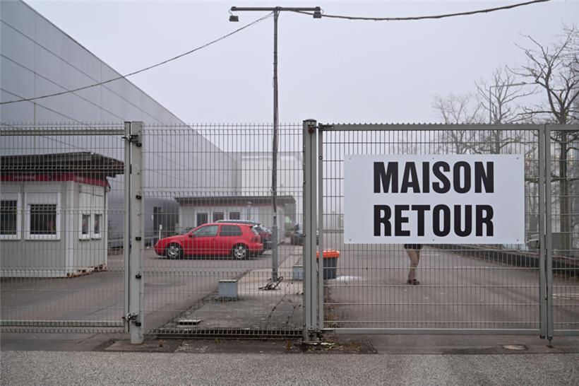 Die „Maison de retour“ in Halle 6 der Luxexpo auf Kirchberg ist kein Haus, sondern ein umzäunter Hangar, in dem Zelte aufgebaut wurden
