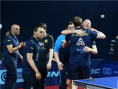 Mannschaft Hostert/Folschette feiert Sieg als aktuelle Spitzenmannschaft im Fußballspiel