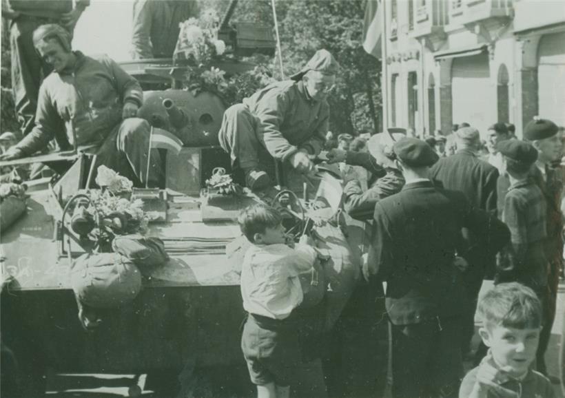 Die Mannschaft eines US-Spähwagens wird von den Bettemburgern begrüßt
