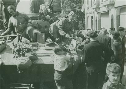 Die Mannschaft eines US-Spähwagens wird von den Bettemburgern begrüßt
