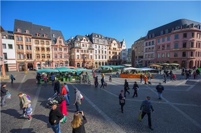 Die Marktstände in Mainz sind am Samstag mit großen Abständen zueinander auf dem Domplatz aufgebaut. Die Corona-Krise wirkt sich auch auf Wochenmärkte in Rheinland-Pfalz aus. Zahlreiche Städte haben neue Vorgaben gemacht etwa zu Besuchergrenzen oder zu mehr Freiräumen
