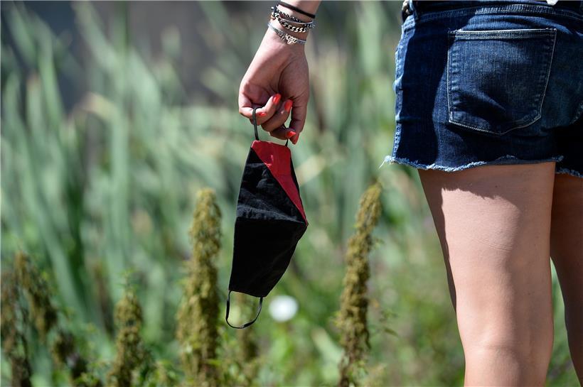 Die Maske wird gesetzlich genauer definiert und es wird festgelegt, wer aus medizinischen Gründen auf sie verzichten darf
