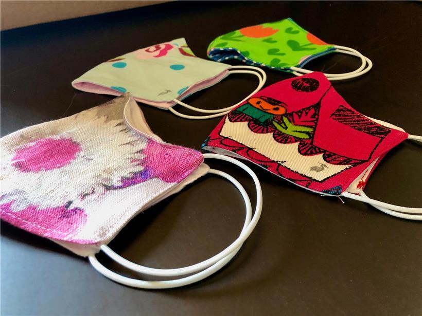 Die Masken sollen bunt und fröhlich, auf keinen Fall trist sein, das gilt vor allem für die Kindermasken
