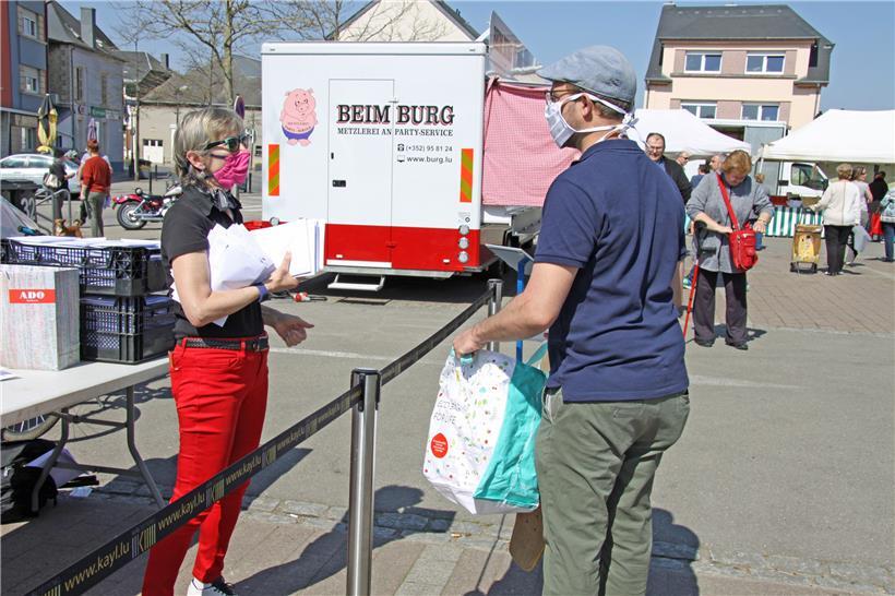 Die Masken wurden am Dienstag während des Wochenmarktes verteilt
