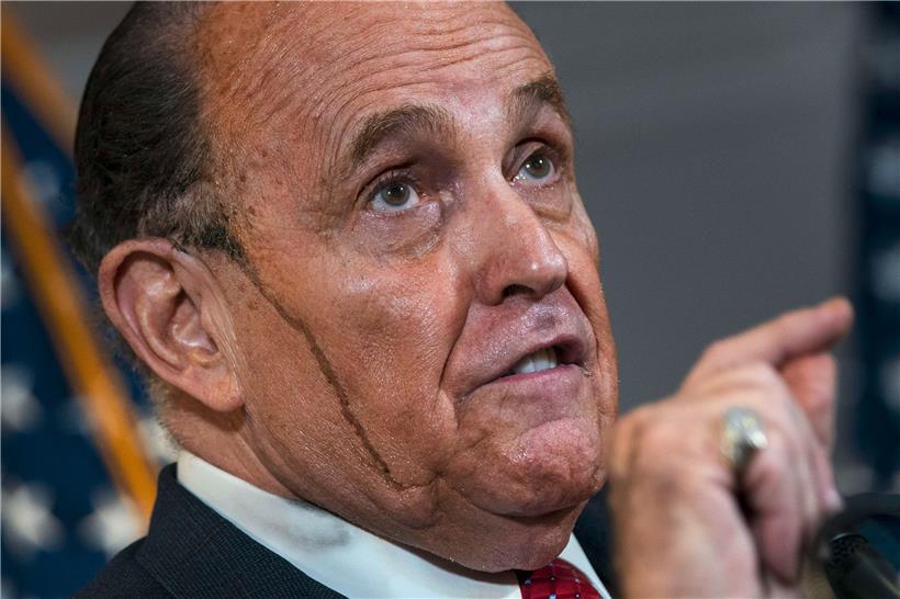 Die Maskerade verläuft: Bei seiner jüngsten Pressekonferenz gab Trumps Giuliani ein groteskes Bild ab, als ihm offenbar ein Haarfärbemittel die Wangen herablief
