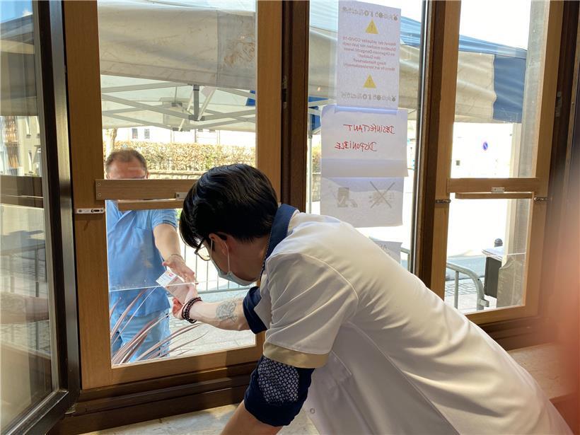 Die Medikamentenausgabe erfolgt über eine Luke im Fenster