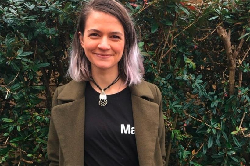 Die Medizinstudentin Leon Leipold hilft als Freiwillige bei der britischen Impfkampagne mit
