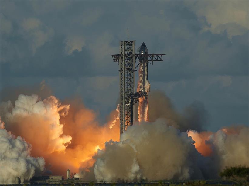 SpaceX Starship Mega-Rakete startet Testflug von der Starbase Texas mit beeindruckender Rauchwolke am Himmel