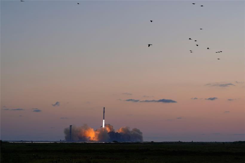 Die Mega-Rakete Starship von SpaceX hebt von der Starbase zu einem Testflug ab
