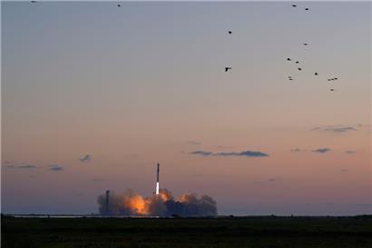 Die Mega-Rakete Starship von SpaceX hebt von der Starbase zu einem Testflug ab

