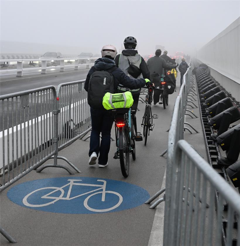 Die Mehrheit der Radfahrerinnen und Radfahrer respektiert am Mittwochmorgen die ...
