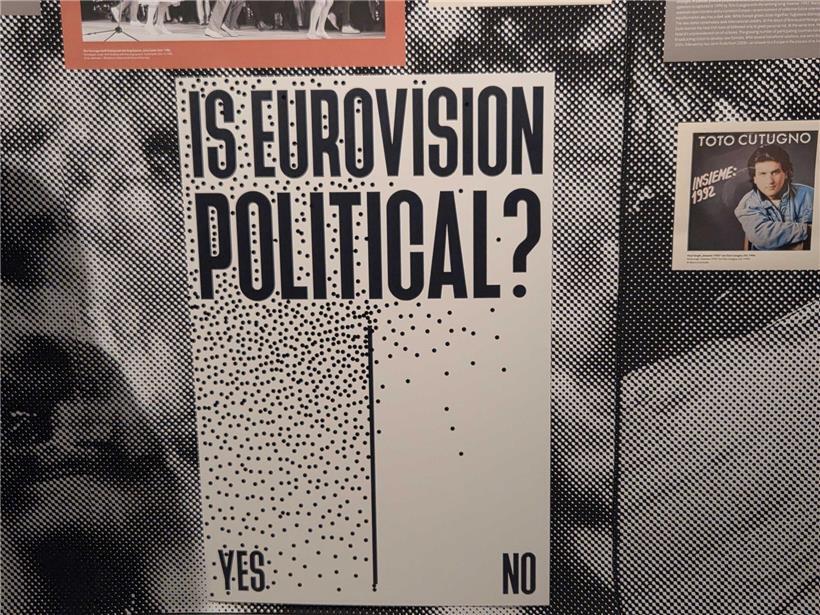 Besucher der Ausstellung „United by Queerness“ diskutieren, ob der ESC politisch ist – Meinungen und Reaktionen sichtbar.