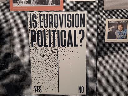 Besucher der Ausstellung „United by Queerness“ diskutieren, ob der ESC politisch ist – Meinungen und Reaktionen sichtbar.