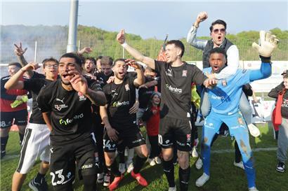 Die Meisterfeier begann auf dem „Camping“ und endete in Differdingen
