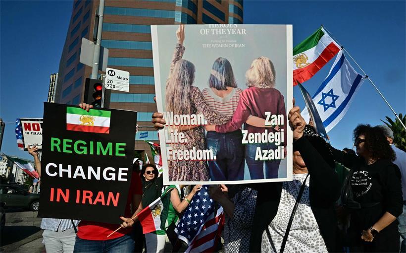 Iranische Protestierende demonstrieren auf der Straße, Symbol für gesellschaftlichen Widerstand und politische Unzufriedenheit