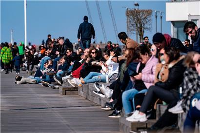 Die Menschen im schwedischen Malmö genossen am Sonntag das sonnige Wetter und kümmerten sich nicht um die in Corona-Zeiten ausgegebenen Empfehlungen der Regierung zum Abstandhalten 
