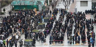Die Menschen in Seoul stellen sich in einer Schlange an, um in einem Kaufhaus Atemschutzmasken zu kaufen. Die Preise für Masken sind in die Höhe geschnellt.
