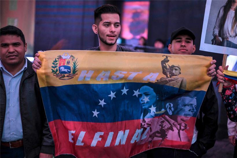 Die Menschen in Venezuela haben keine Angst mehr vor Maduros Regime, behaupten sie zumindest bei den Demonstrationen. Sie wollen „hasta el final“ kämpfen und tragen Bilder der Oppositionellen Maria Corina Machado und Edmundo González Urrutia auf ihren Fahnen.  
