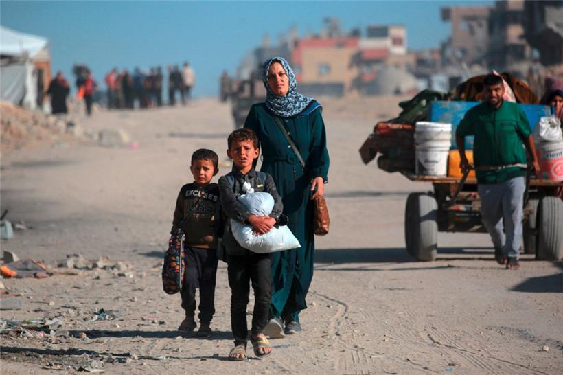 Die Menschen irren im Gazastreifen herum, auf der Suche nach Schutz und Nahrungsmitteln
