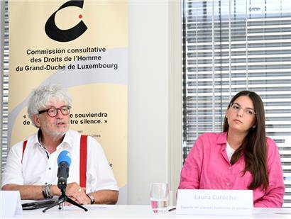 Die Menschenrechtskommission (hier: Präsident Gilbert Pregno und Mitarbeiterin Laura Carocha) fordert mehr Einsatz von der Regierung
