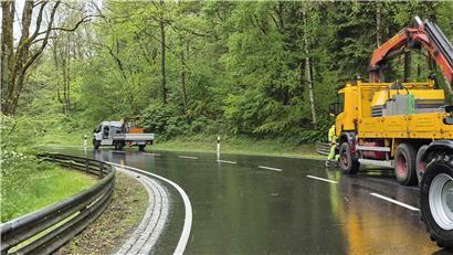 Polizeimessspuren auf der Fahrbahn nach Unfall, sichtbare Markierungen für Unfallrekonstruktion