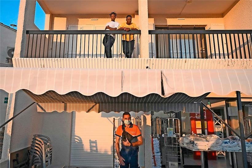 Die Migranten halten sich derzeit in einem Feriendorf auf der südfranzösischen Halbinsel Giens auf
