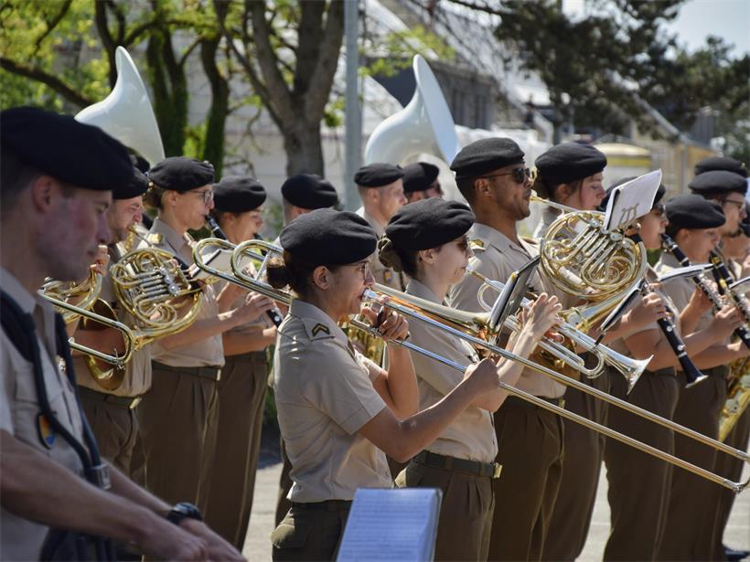 Militärmusik bei den Vorbereitungen zum Nationalfeiertag im Juni, Musiker in Uniform mit Blasinstrumenten draußen