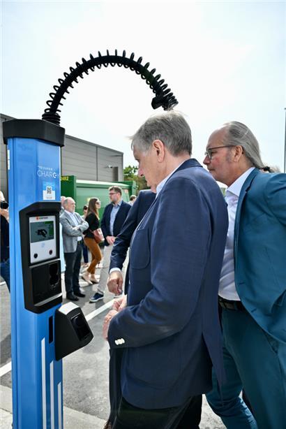 Die Minister François Bausch (l.) und Claude Turmes (r.) tasten sich an die neue Ladestation heran
