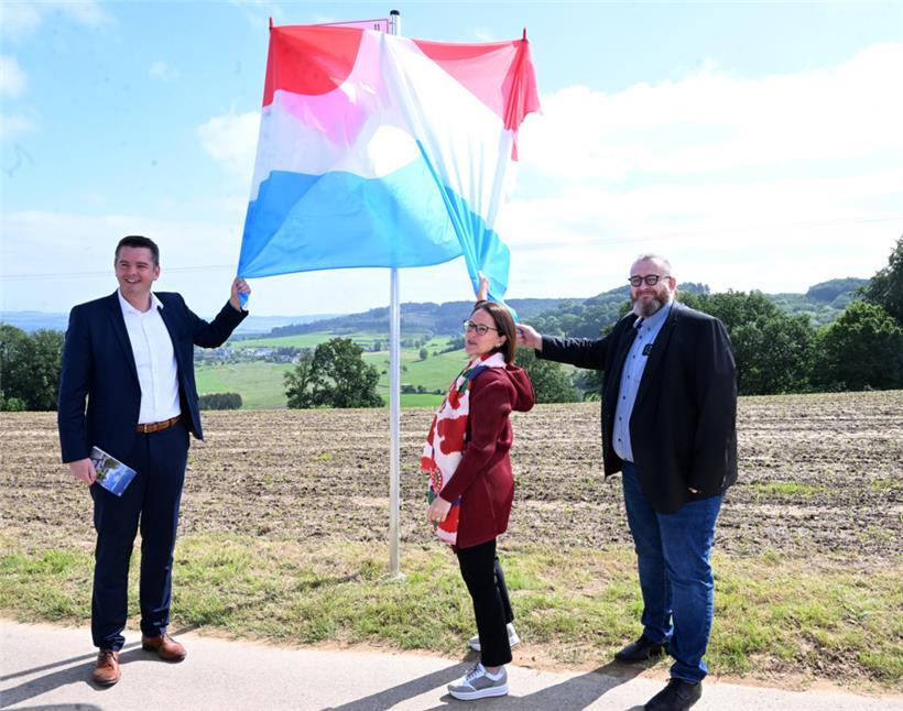 Die Minister Lex Delles und Yuriko Backes sowie der Bürgermeister der Ernztalgemeinde, Bob Bintz

