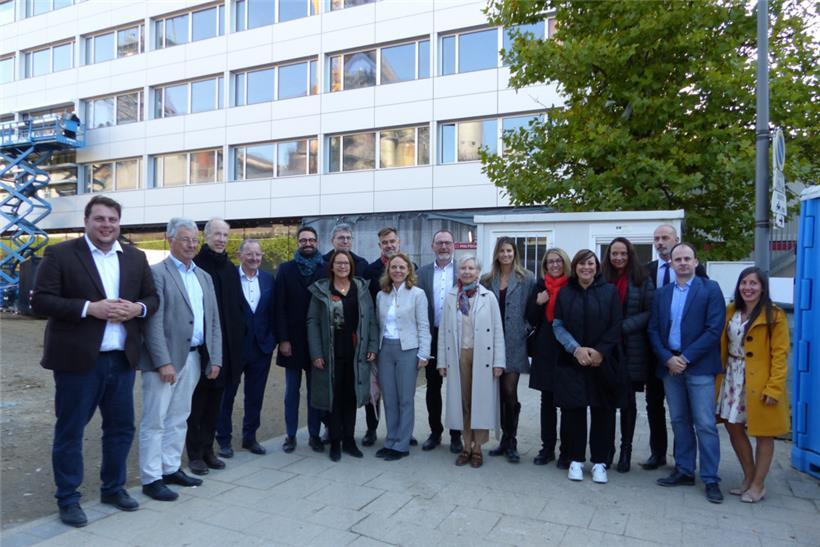Die Minister und Abgeordneten gut gelaunt beim Baustellenbesuch
