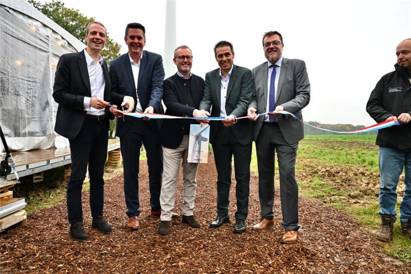 Die Minister weihten am Freitag ein Windrad ein, das bereits seit einem Jahr dreht
