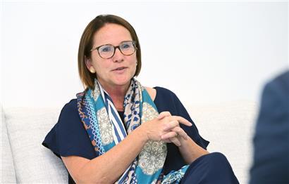 Die Ministerin, hier im Interview, besucht regelmäßig die Luxemburger Truppe bei Übungen im In- und Ausland
