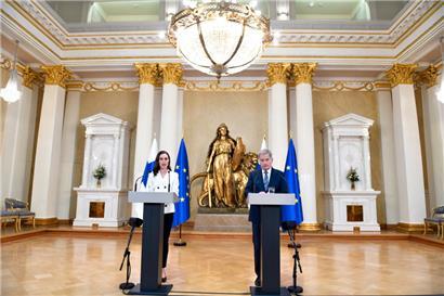 Die Ministerpräsidentin von Finnland, Sanna Marin, und der finnische Präsident Sauli Niinistö geben eine Pressekonferenz zu den sicherheitspolitischen Entscheidungen Finnlands im Präsidentenpalast
