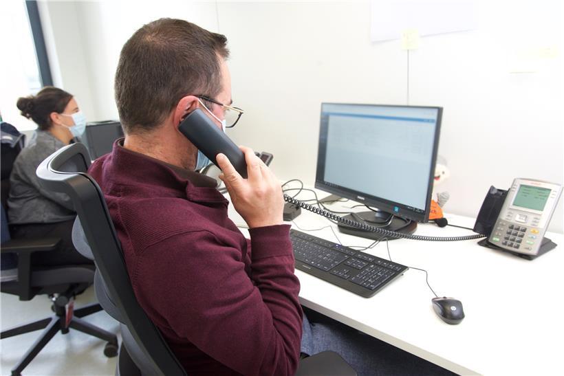 Die Mitarbeiter der Abteilung für Contact Tracing verbringen viel Zeit am Telefon
