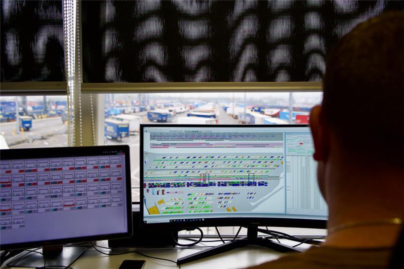 Die Mitarbeiter im Kontrollturm haben das gesamte Terminal im Blick