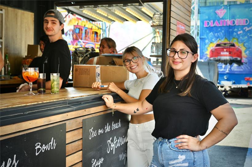 Die Mitarbeiterinnen und Mitarbeiter bereiten sich auf den Andrang vor