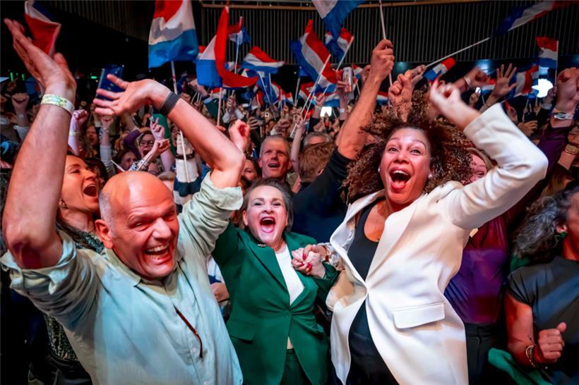 Die Mitglieder der Mitte-Links-Partei D66 verfolgen die Ergebnisse der niederländischen Parlamentswahlen
