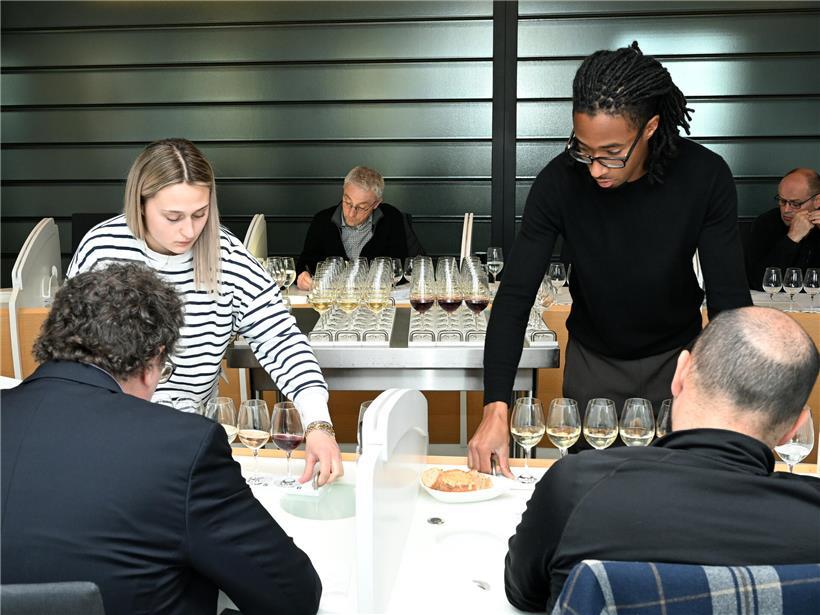 Unser Rivaner auf dem Prüfstand: So erhalten Luxemburger Weine das AOP-Siegel Personen verkosten Wein blind, um Weingut unvoreingenommen zu bewerten, Weinprobe ohne Herkunftsinformationen