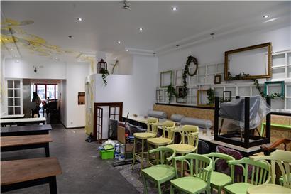 Die Möbel stehen schon: Das von Flüchtlingen geführte Restaurant kann im März eröffnen
